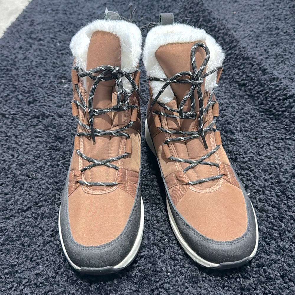 NEW Universal threads target winter faux fur boots 9.5